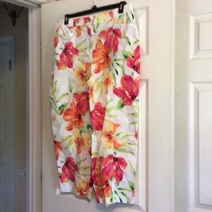 🏖Chico’s multi colored capris. 14/16 (2.5 Chico)